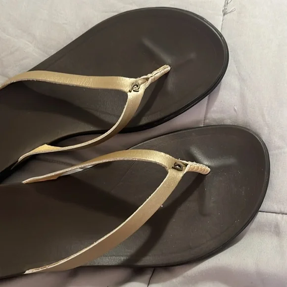 OluKai flip flops sz 11 womens golden color - Picture 3 of 4